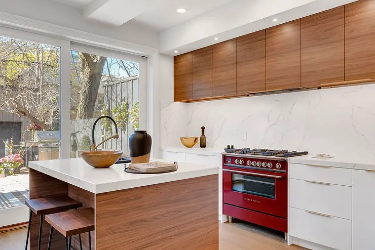 minimalist kitchen with marble backsplash